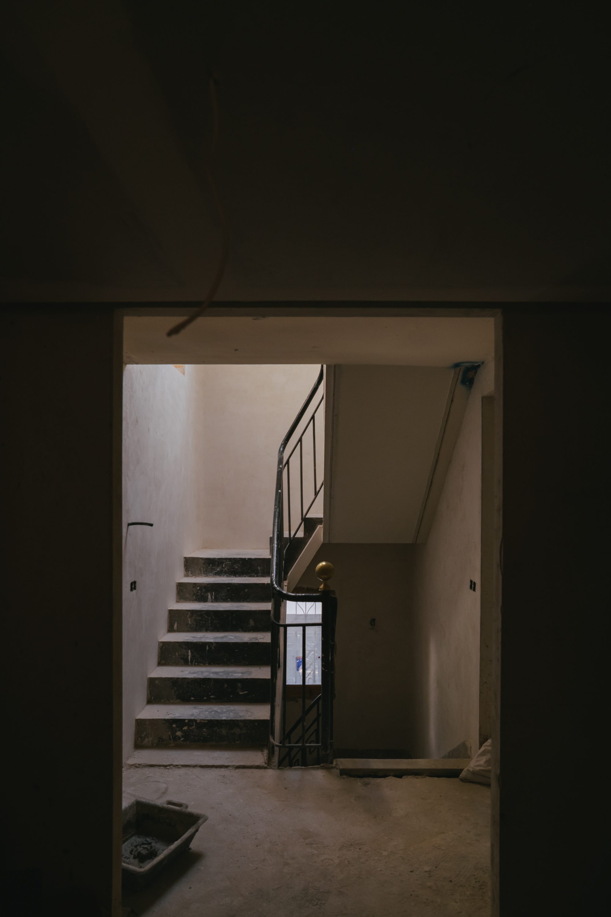 Obra en curso: escalera con pasamanos y remate de latón